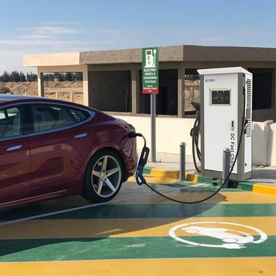 बड़े इलेक्ट्रिक ट्रक चार्जिंग आसान बना दिया DC EV चार्जर 60kw 4G 2 बंदूकें OCPP के साथ चरण 2